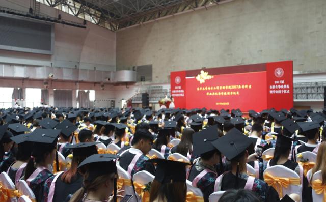 毕业典礼即将开始,鲜花、掌声、祝福、告别,四年前我们走进校园,今天即将从这里毕业。